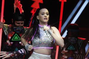 Auch auf der Bühne steht sie ihren Mann: Katy Perry im Juni bei einem Auftritt in Nashville