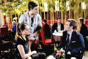 "Verbotene Liebe": Emilio (Florian Wünsche, M.) mit Kim (Nicole Mieth) und Per (Patrick Gräser)