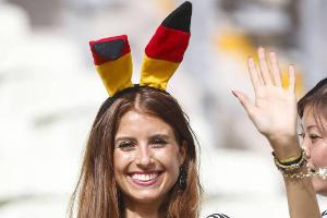 Cathy Fischer feuert ihren Freund Mats Hummels an