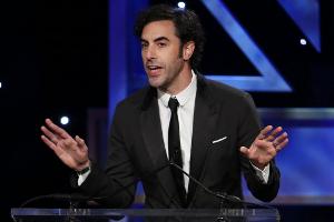 Sacha Baron Cohen nimmt den "Charlie Chaplin Award for Excellence in Comedy" in Los Angeles entgegen
