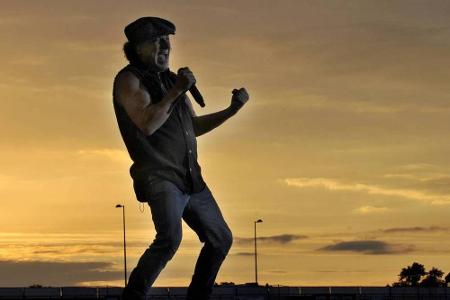 Brian Johnson bei einem Open-Air-Konzert auf der AC/DC-Tour 2010