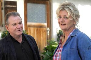 Von der Haushälterin Moni (Saskia Vester) erhofft sich Wendelin Winter (Fritz Wepper) Informationen über die Dorfgemeinschaft