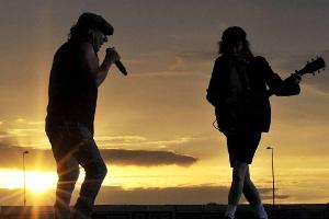 Brian Johnson und Angus Young 2010 bei einem Open-Air-Konzert in Dresden