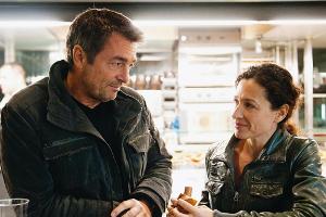 "Tatort":  Flückiger (Stefan Gubser) gönnt sich mit seiner Kollegin Liz Ritschard (Delia Mayer) eine kurze Pause