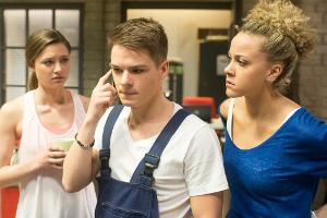 "Unter uns": Lisa (Svenja Jung, l.), Moritz (Marvin Linke) und Micki (Joy Lee Juana Abiola-Müller)