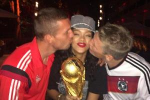 Zwei Küsse und ein Pokal für ein Halleluja: Lukas Podolski und Bastian Schweinsteiger herzen Rihanna