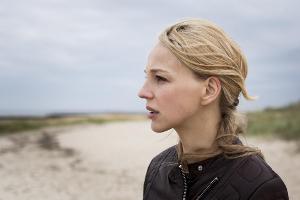 Der Mord an ihrem Bruder lässt Janne (Petra Schmidt-Schaller) nicht los. Was verschweigt ihre Familie?