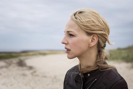 Der Mord an ihrem Bruder lässt Janne (Petra Schmidt-Schaller) nicht los. Was verschweigt ihre Familie?