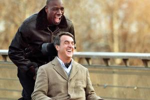 Philippe (François Cluzet) genießt die unkomplizierte Art seines neuen Pflegers Driss (Omar Sy)