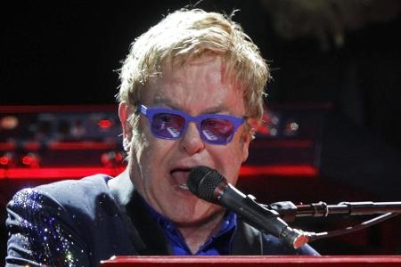 Elton John bei einem Auftritt in Manchester
