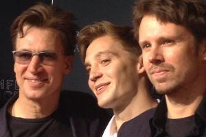 "Hirngespinster" feierte Premiere in München: Die Schauspieler Tobias Moretti (li.) und Jonas Nay mit ihrem Regisseur Christ...