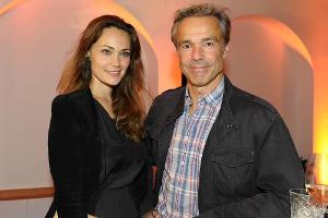 Schauspielkollegen Sarah Maria Besgen und Hannes Jaenicke beim UFA Empfang in München