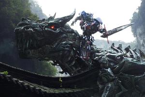 Optimus Prime reitet auf einem Dinobot - furioses Finale nach zweieinhalb Stunden Blechschaden-Orgie