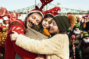 Kerem (Fahri Yardim) und Simone (Katharina Schüttler) umarmen erleichtert ihre aus dem Fluss gerettete Tochter Lotte (Kateri...