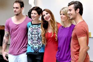 Sila Sahin (Mitte) mit Kollegen am Set von "Verbotene Liebe"