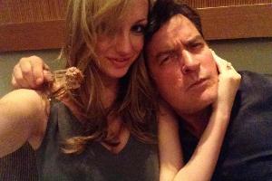 Ein Vorgeschmack auf die Ehe? Charlie Sheen im Würgegriff seiner Verlobten Brett Rossi
