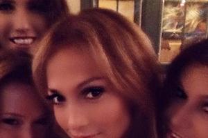 Ladies Night mit J.Lo., Schwester Lynda (hinten), Leah Remini (l.) und Loren Ridinger (r.)