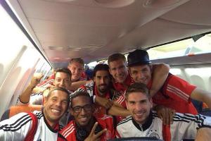 Grinsebacke Lukas Podolski und seine Jungs auf dem Weg ins Camp