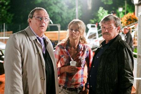 Schmücke, Schneider und Lindner sind mit der Spurensicherung eingetroffen