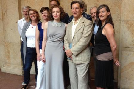 Tobias Moretti und Brigitte Hobmeier (vorne) posieren mit den Verantwortlichen hinter der Kamera