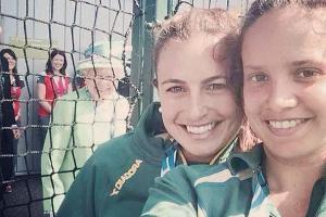 Elizabeth II.: So cool photobombt die Queen ein Selfie