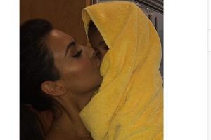 Kim Kardashian knutscht Töchterchen North