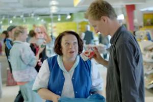 Martina Eitner-Acheampong spielt im neuen Müllermilch-Werbespot eine Supermarkt-Mitarbeiterin