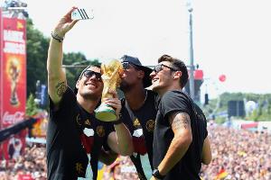 Die WM-Party in Berlin 2014: Lukas Podiolski, Jerome Boateng und Mesut Özil