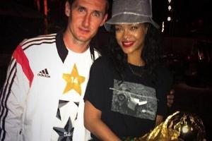 Rihanna, Klose und der Pokal