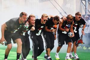 Beim "Gaucho Song": Miroslav Klose, André Schürrle, Shkodran Mustafi, Mario Götze, Roman Weidenfeller und Toni Kroos