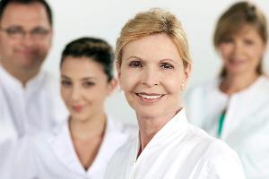 Ingrid Rischke (Jutta Kammann, vorne) soll "In aller Freundschaft" verlassen