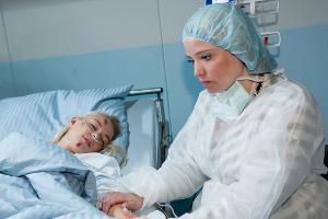 Julia (Jenny Bach, l.) und Bea (Caroline Maria Frier)