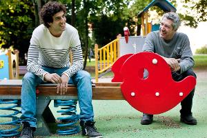 Thomas (Max Boublil) und Gilbert (Alain Chabat) sind auf dem Spielplatz auf der Suche nach etwas zum Rauchen.