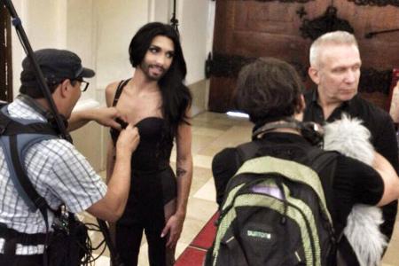 Die Sängerin und der Modedesigner beim Dreh in Wien