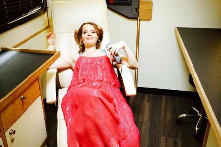 Karoline Herfurth im Massage-Stuhl