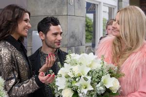 "Unter uns": Ivanca Valsucci (Frauke Ludowig) kommt zur Eröffnung von Brittas (li.) Shop