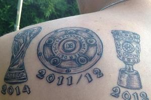 Die Schale und zwei Pokale: Kevin Großkreutz war beim Verschönern