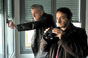 Die "Tatort"-Kommissare Ritter und Stark (Dominic Raacke und Boris Aljinovic, re.) beobachten die Geldübergabe