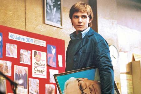 Alex (Daniel Brühl) muss die Zeit zurückdrehen: Seine Mutter Christiane ist kurz vor dem Mauerfall ins Koma gefallen und erw...