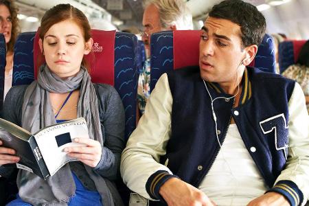 Deutsche Emanzipation trifft auf türkischen Machismo: Im Flugzeug muss sich Lena (Josefine Preuß) mit Cem (Elyas M'Barek) ei...