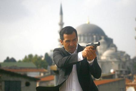 Kommissar Özakin (Erol Sander) verfolgt einen mutmaßlichen Mörder