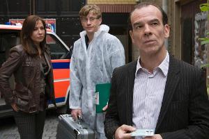 Keppler (Martin Wuttke, re.) trifft auf seine Partnerin Saalfeld (Simone Thomalla, li.)