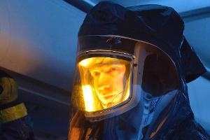 Dr. Ephraim Goodweather (Corey Stoll) untersucht den Vampir-Virus