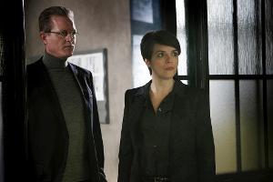 Tage Steiner (Peter Mygind, li.) und Ruth Hedeby (Lotte Andersen, re.)