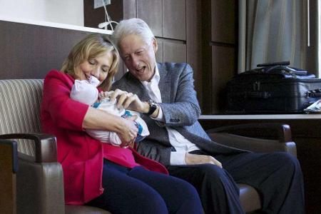 Voller Freude: Hillary und Bill Clinton mit Enkelin Charlotte