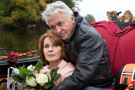 Paul (Henry Hübchen) beschützt Marlene (Senta Berger), die Angst vor Wasser hat und keine Bootsfahrten verträgt.