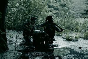 Die Männer kämpfen sich durch das Gelände - doch was erwartet sie?