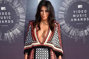 Sieht dieses Outfit von Kim Kardashian nach britischem Adel aus?