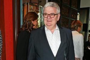 Joschka Fischer punktet mit neuer Brille beim Friedens-Dinner