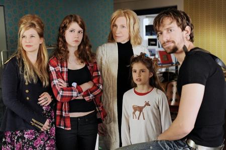 Julia gehört zusammen mit Dennis Paulette Lina und Großmutter zur schrecklich netten Patchwork-Familie